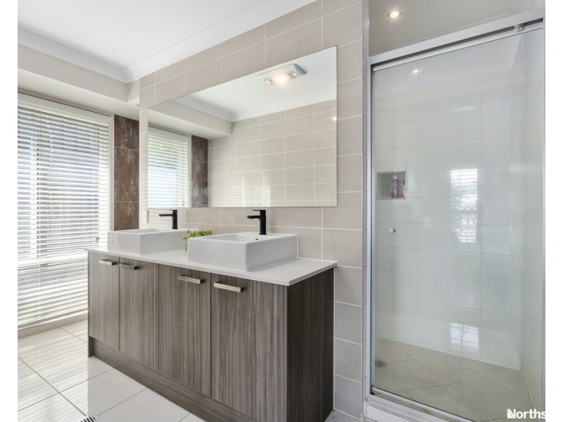 4 Georges Ct, Everton Hills QLD 4053