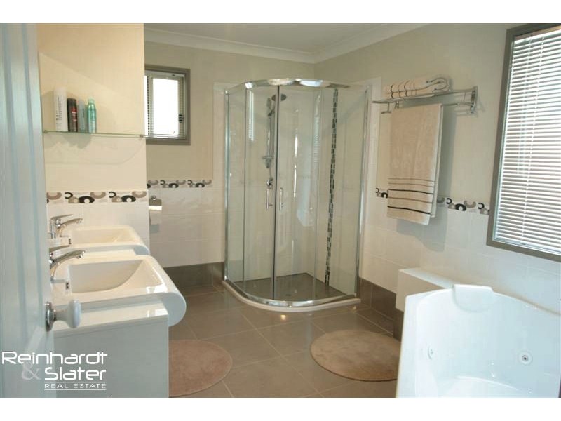 131 Saraband Dr, Eatons Hill QLD 4037