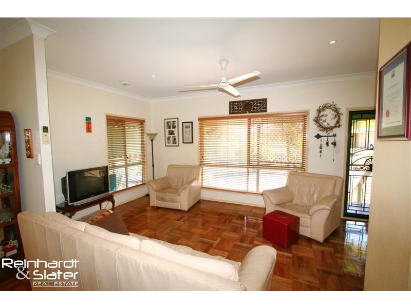 6 Mareeba Ct, Arana Hills QLD 4054