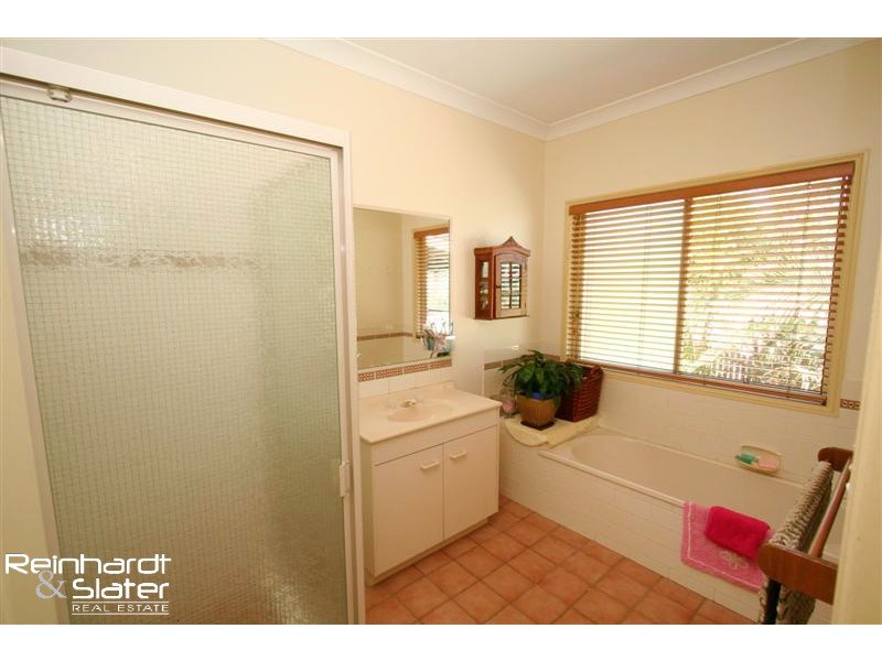 6 Mareeba Ct, Arana Hills QLD 4054