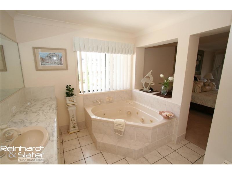 1 Handel Ct, Eatons Hill QLD 4037