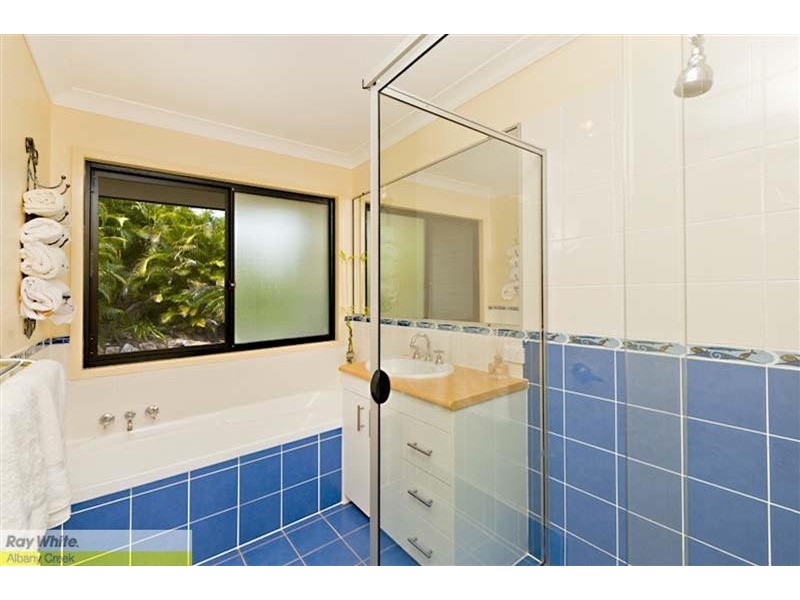 8 Foambark Court, Eatons Hill QLD 4037