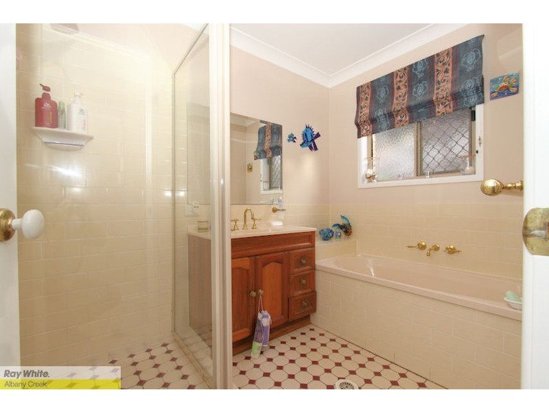 4 Paradise Ct, Eatons Hill QLD 4037