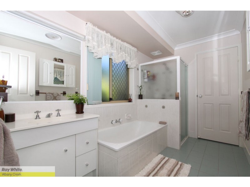 28 Queen Elizabeth Dr, Eatons Hill QLD 4037