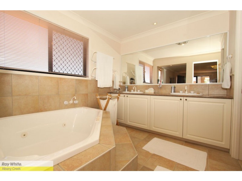 5 Snow Wood Dr, Eatons Hill QLD 4037