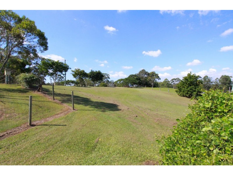 60 Drapers Rd, Eatons Hill QLD 4037