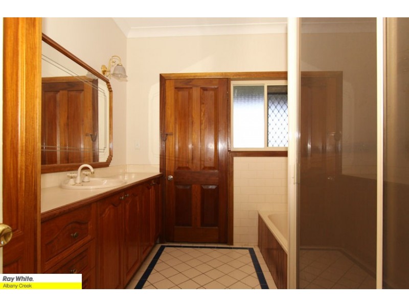 60 Drapers Rd, Eatons Hill QLD 4037