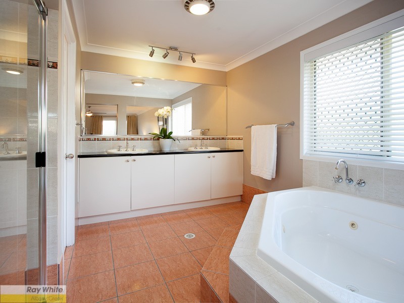 3 Muirfield Ct, Albany Creek QLD 4035