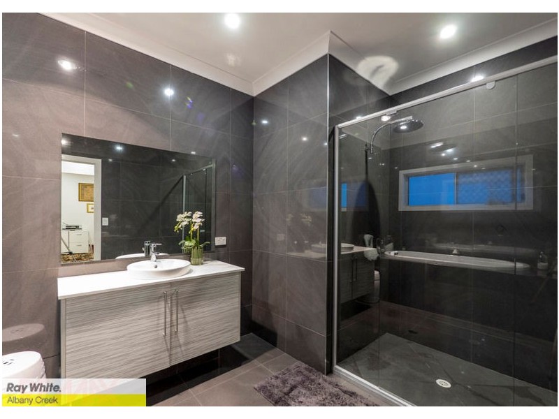 7 Amorosa Court, Eatons Hill QLD 4037