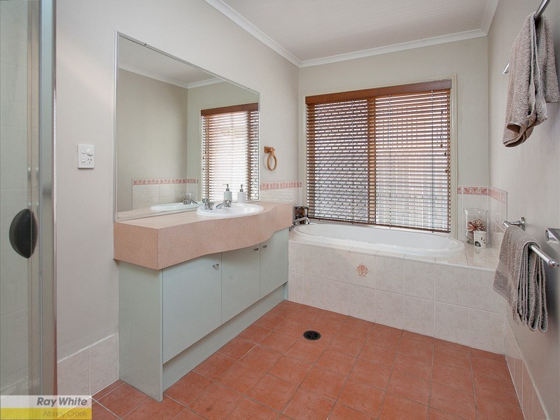 8 Peace Court, Eatons Hill QLD 4037