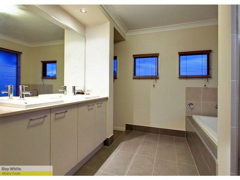 15 Rivergum Drive, Eatons Hill QLD 4037