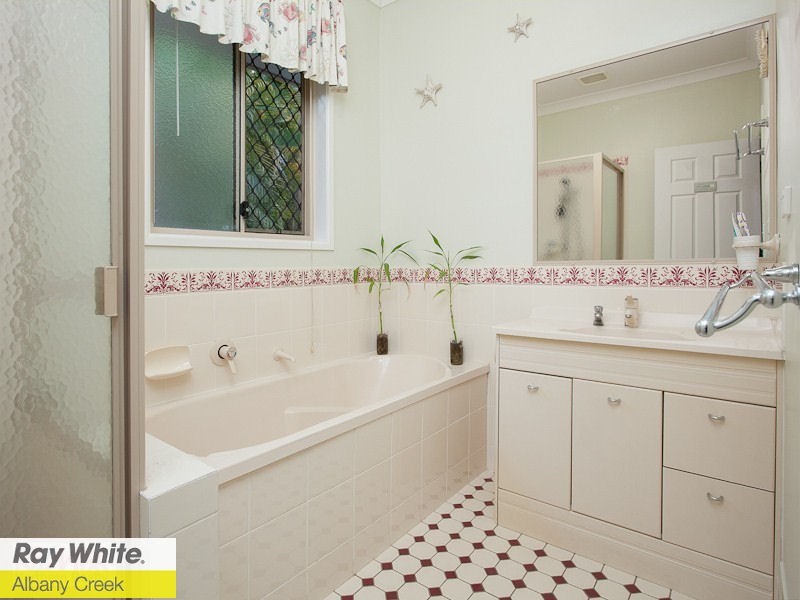 8 Edenderry Court, Eatons Hill QLD 4037