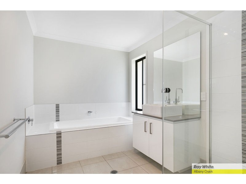 5 Seeana Crescent, Bridgeman Downs QLD 4035