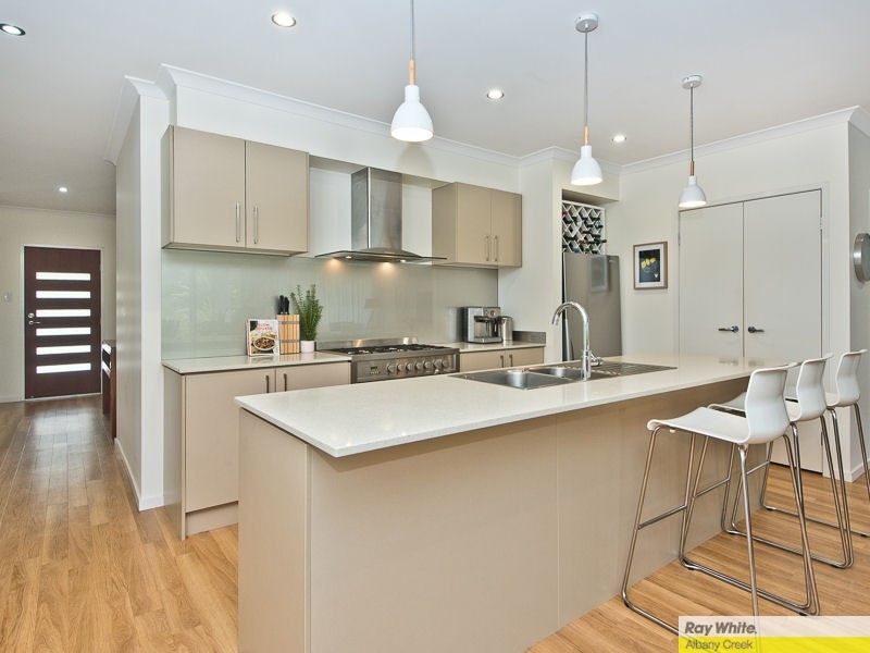 5 Amorosa Court, Eatons Hill QLD 4037