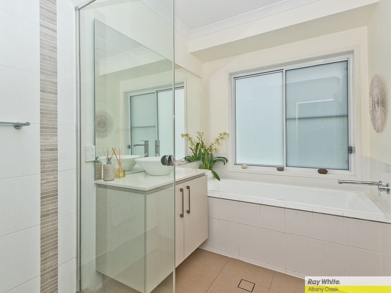 5 Amorosa Court, Eatons Hill QLD 4037