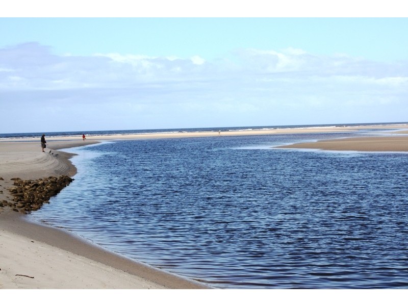 16 Moore Street, Elliott Heads QLD 4670