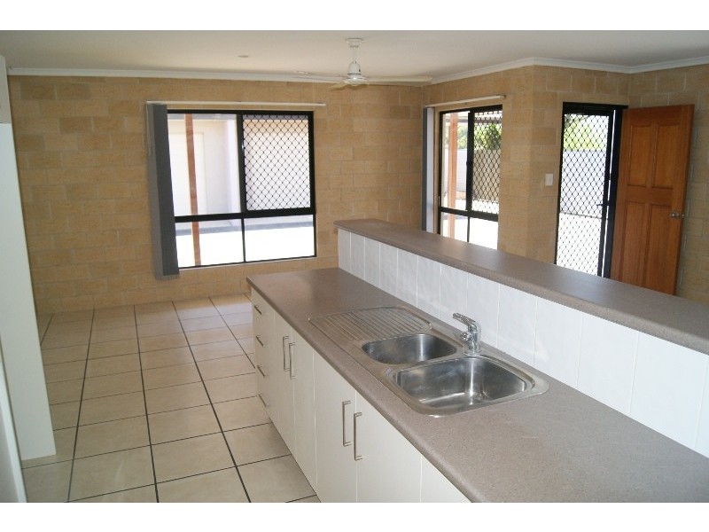 2/65  GAVIN STREET, Bundaberg North QLD 4670