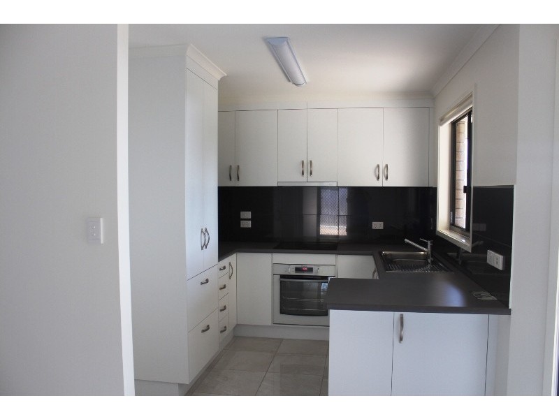 2/4 Neville Drive, Branyan QLD 4670