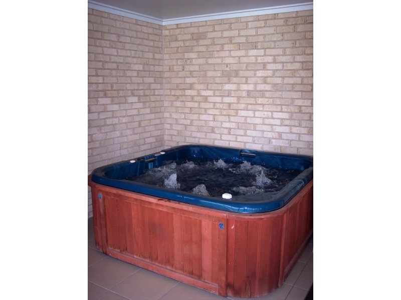 6 HALLORAN CT, MAYFAIR ESTATE, Thabeban QLD 4670