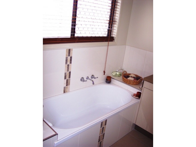 6 HALLORAN CT, MAYFAIR ESTATE, Thabeban QLD 4670