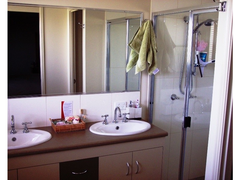 6 HALLORAN CT, MAYFAIR ESTATE, Thabeban QLD 4670