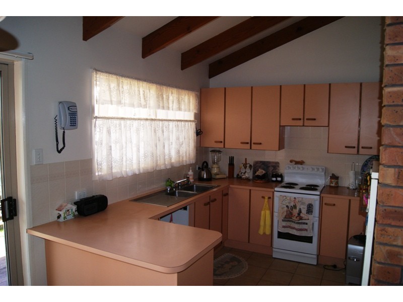 8 Pecton Place, Avenell Heights QLD 4670