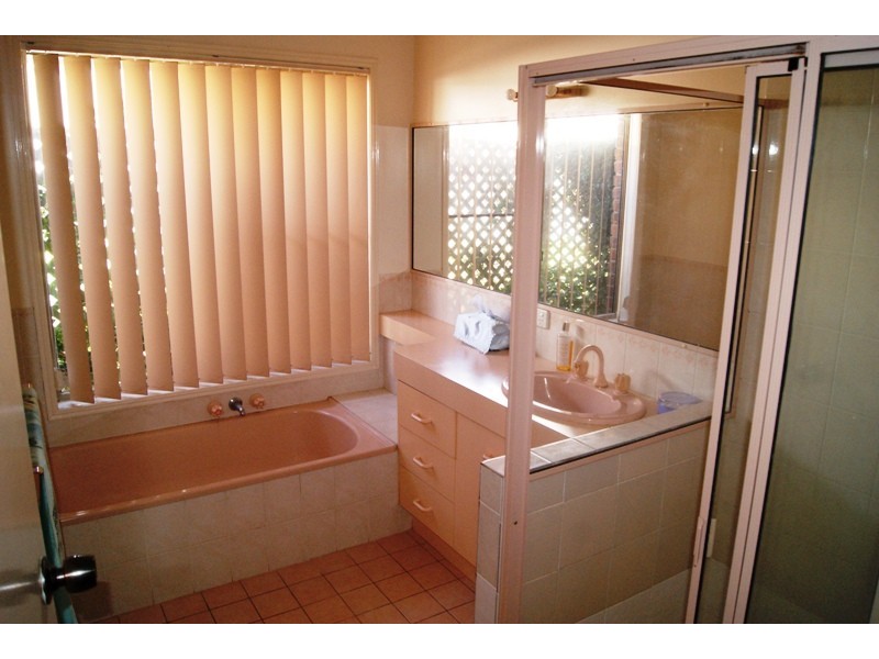 8 Pecton Place, Avenell Heights QLD 4670