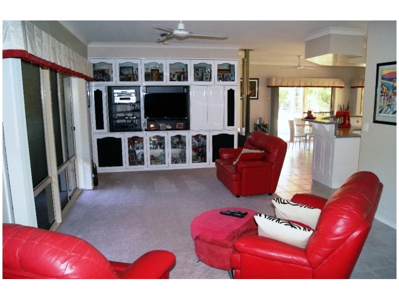 6 SUGAR GLIDER COURT, Gooburrum QLD 4670