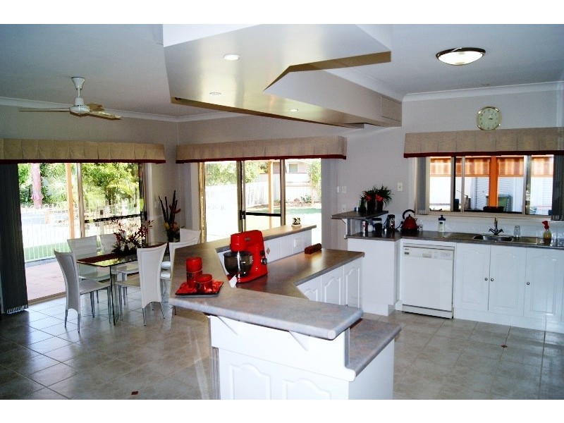 6 SUGAR GLIDER COURT, Gooburrum QLD 4670