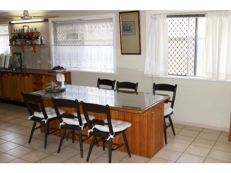 73 FE Walker, Kepnock QLD 4670