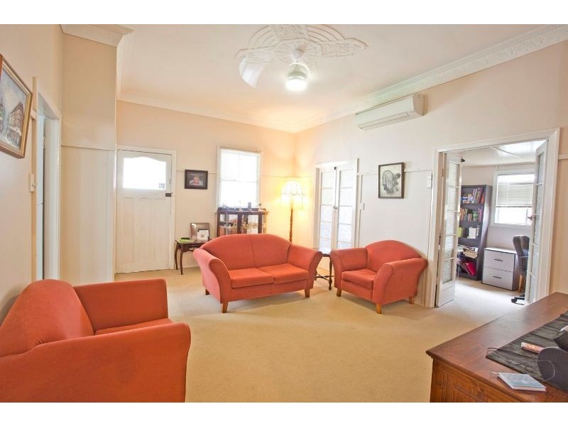 8 Hurst Street, Walkervale QLD 4670