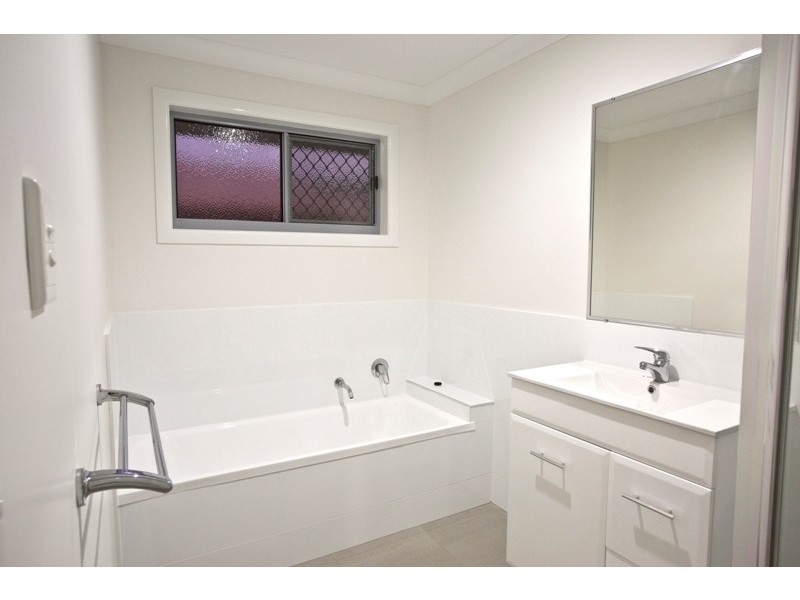 4 Rehbein Avenue, Qunaba QLD 4670