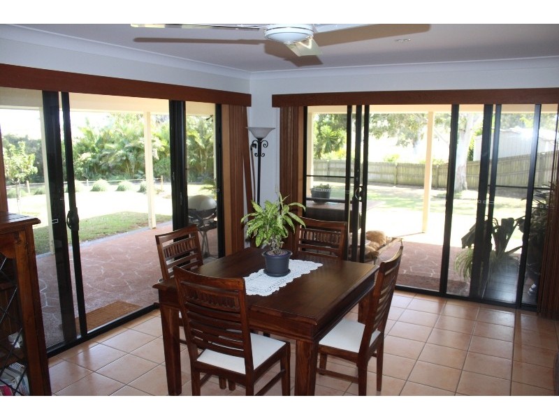 5 Raewood Close, Coral Cove QLD 4670