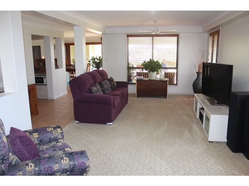 5 Raewood Close, Coral Cove QLD 4670