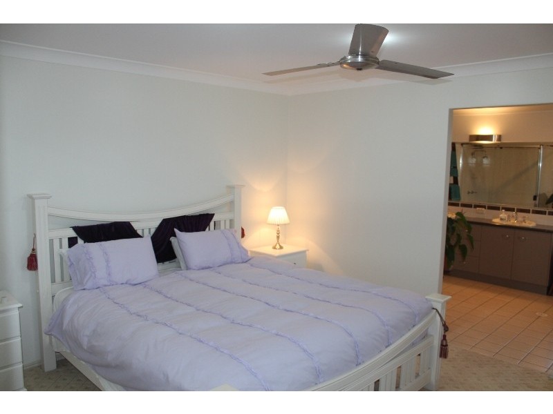 5 Raewood Close, Coral Cove QLD 4670