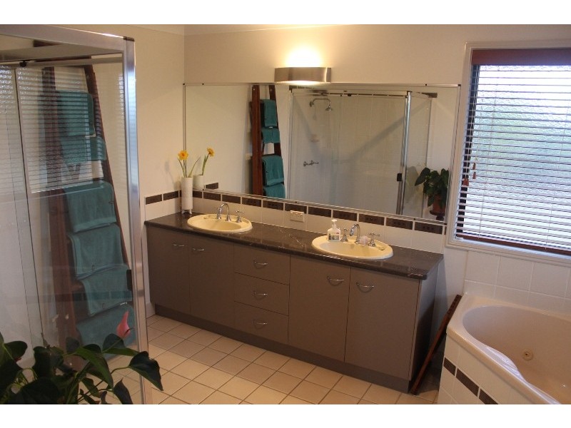 5 Raewood Close, Coral Cove QLD 4670