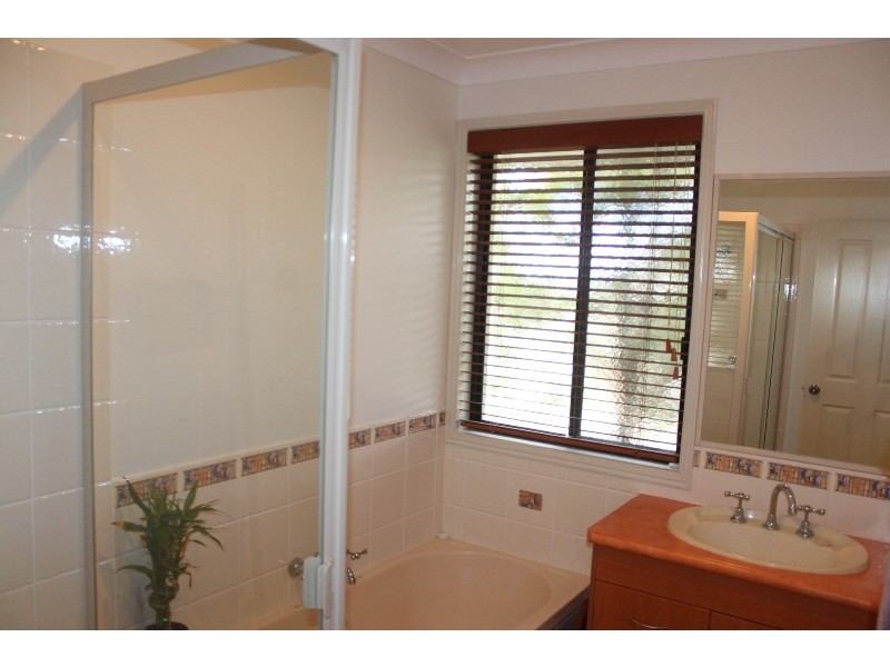 5 Raewood Close, Coral Cove QLD 4670