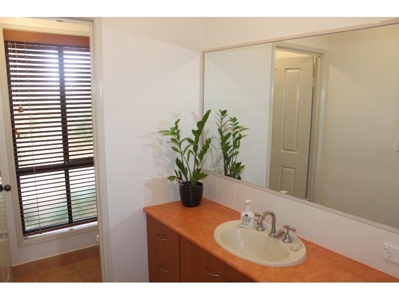 5 Raewood Close, Coral Cove QLD 4670