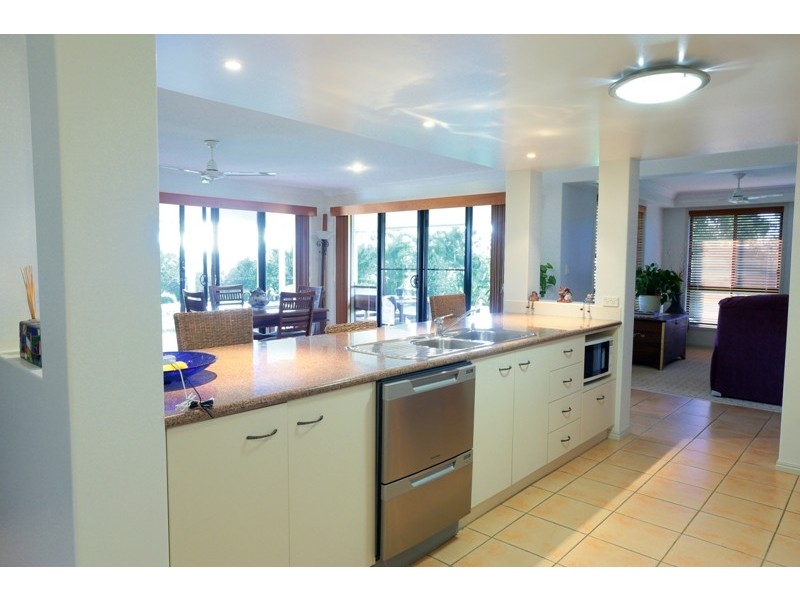 5 Raewood Close, Coral Cove QLD 4670