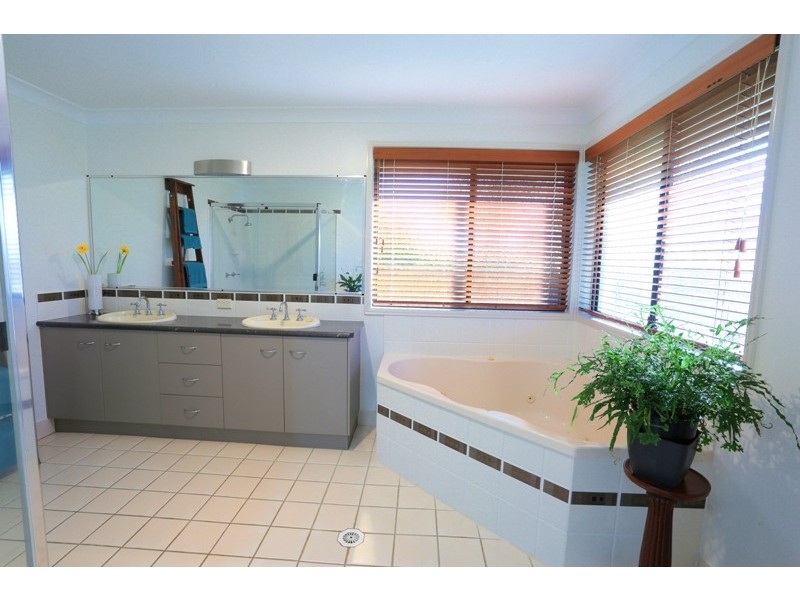 5 Raewood Close, Coral Cove QLD 4670