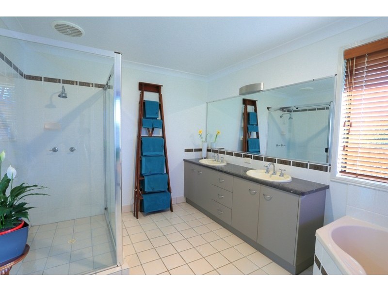 5 Raewood Close, Coral Cove QLD 4670