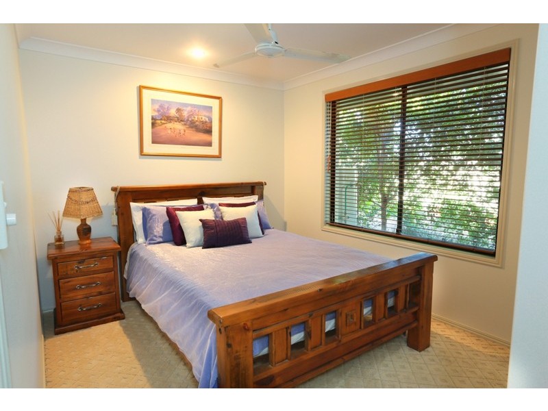 5 Raewood Close, Coral Cove QLD 4670