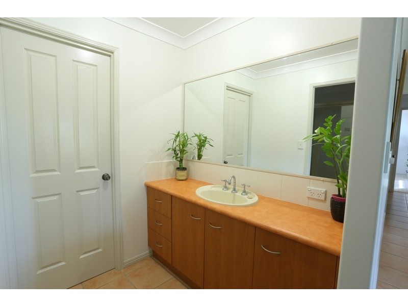 5 Raewood Close, Coral Cove QLD 4670