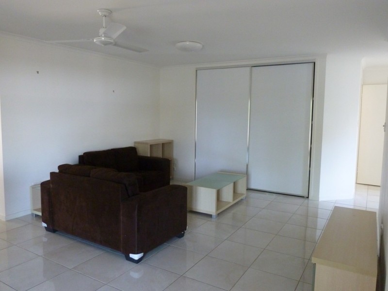 2/4 Neville Drive, Branyan QLD 4670