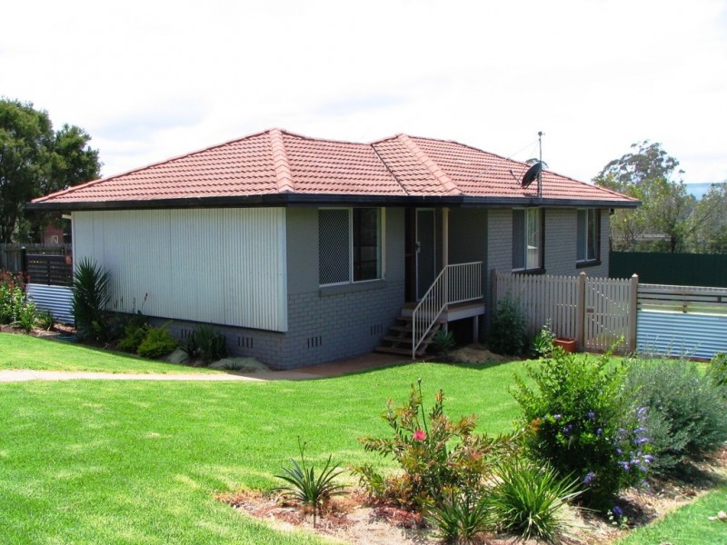 13 CHARTER CRES, Rockville QLD 4350