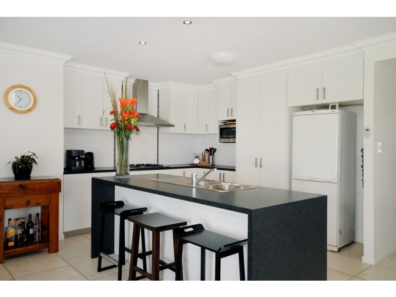 2 HAMILTON DRIVE, Vale View QLD 4352