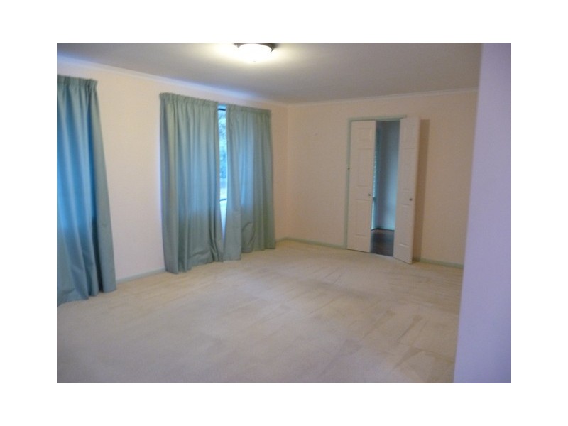 37 LIVINGSTON AVENUE, Kambah ACT 2902