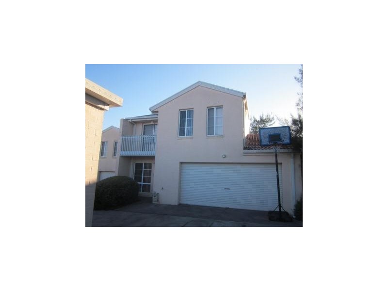 8/3 BARRINGTON CRESCENT, Amaroo ACT 2914