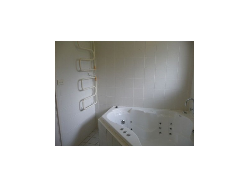 33 Eagle Cct, Kambah ACT 2902