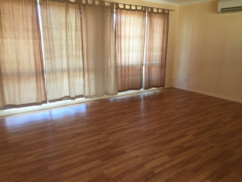32 Bungendore Rd, Queanbeyan East NSW 2620